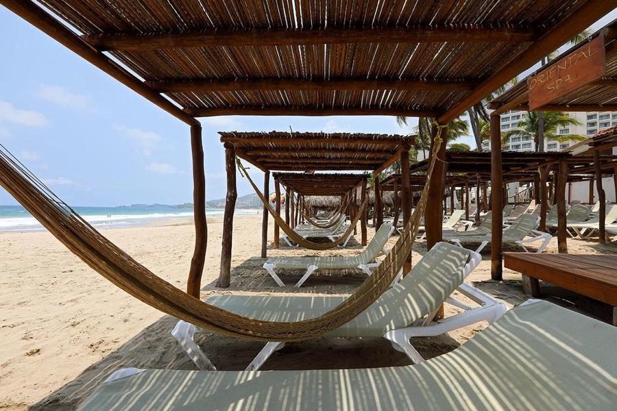 Hotel Emporio Ixtapa Ixtapa  Exteriér fotografie Hammocks at a beach resort