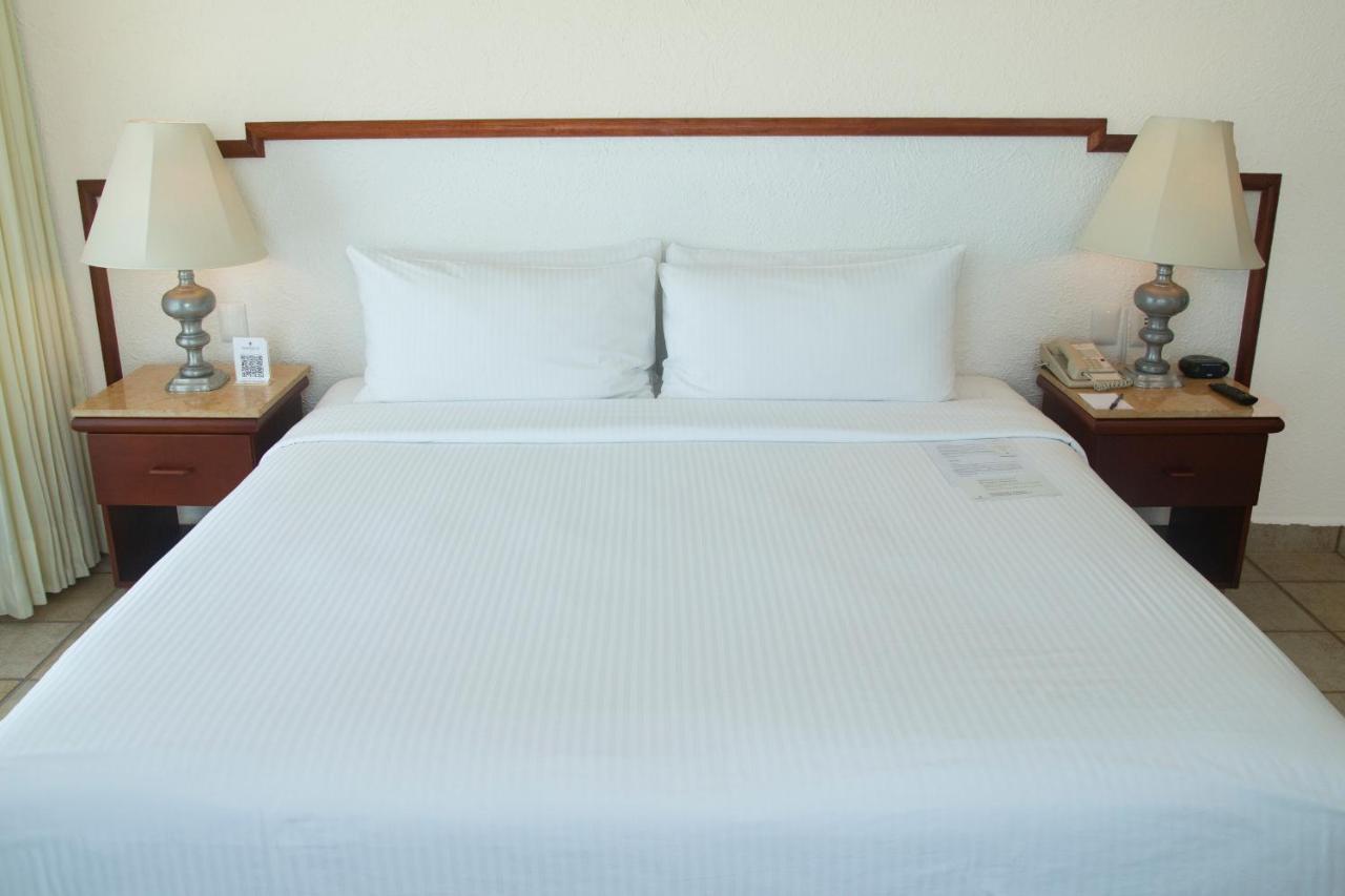 Hotel Emporio Ixtapa Ixtapa  Exteriér fotografie A bed with a white sheet