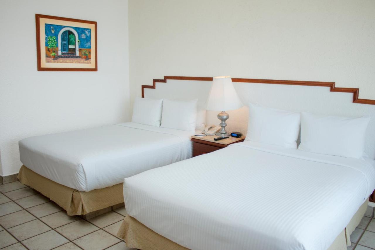 Hotel Emporio Ixtapa Ixtapa  Exteriér fotografie A room at the hotel