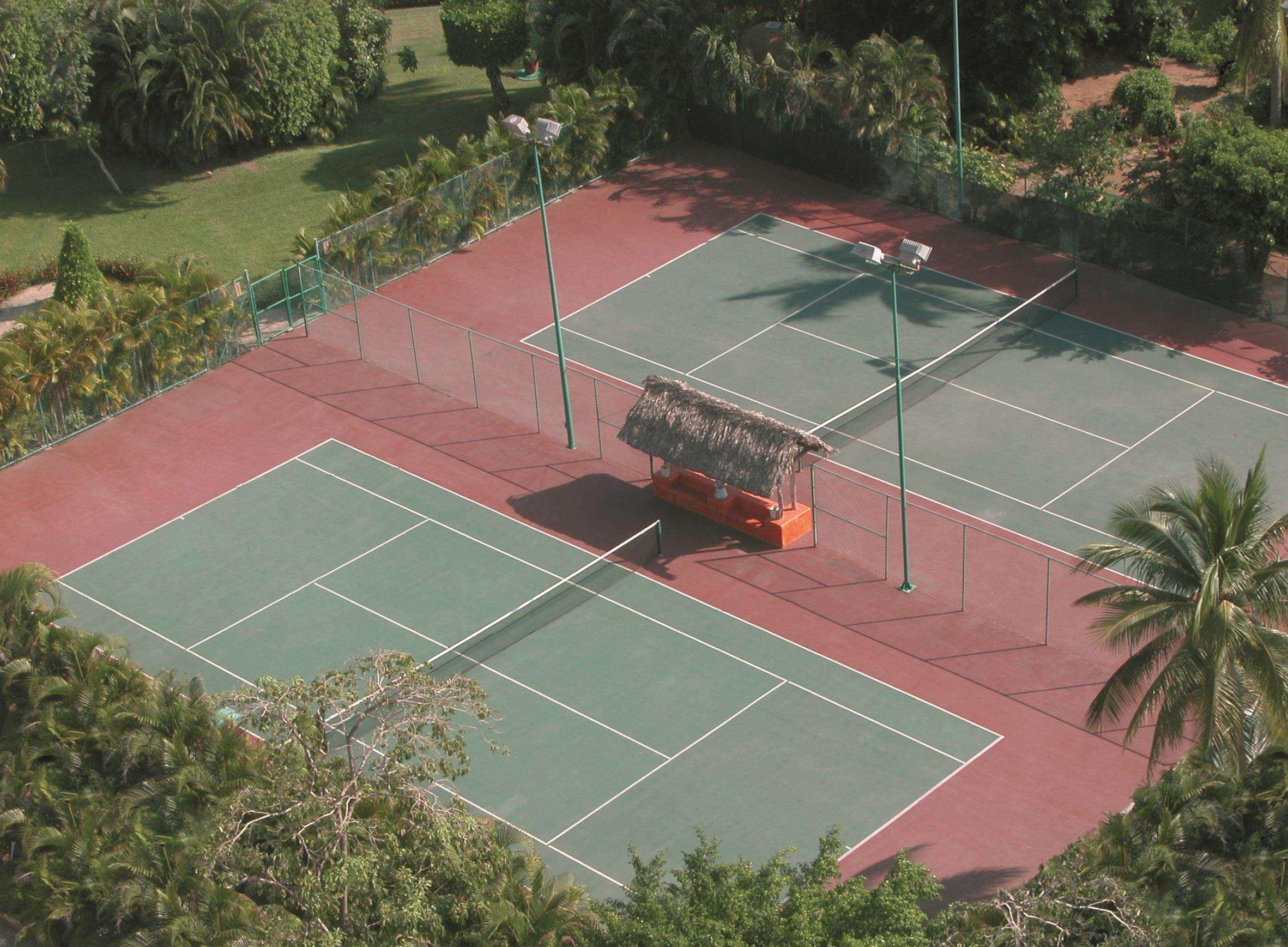 Hotel Emporio Ixtapa Ixtapa  Exteriér fotografie Tennis courts at the Boca Raton Resort