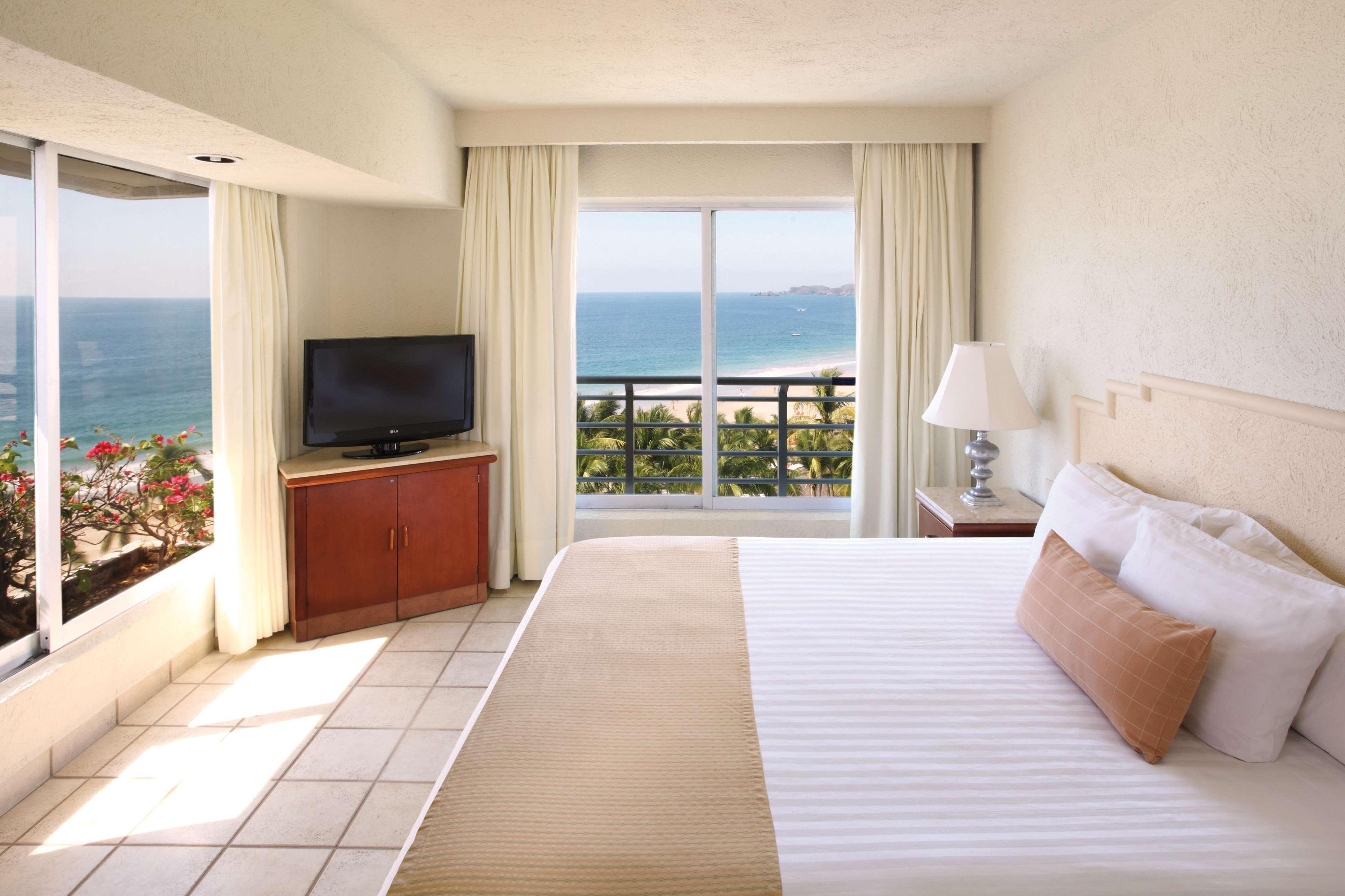 Hotel Emporio Ixtapa Ixtapa  Exteriér fotografie A bedroom at the Hilton Athens