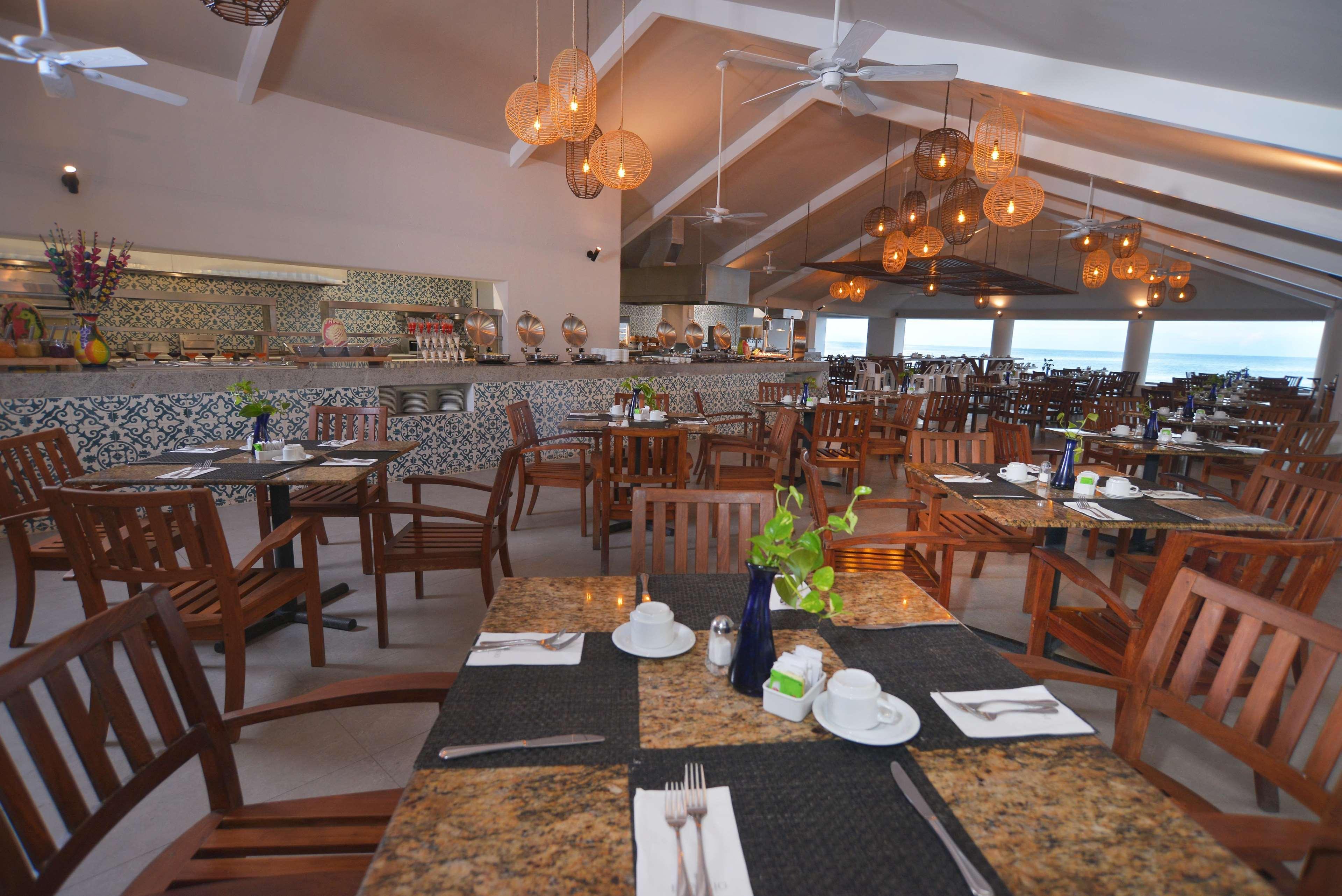 Hotel Emporio Ixtapa Ixtapa  Exteriér fotografie The restaurant at the top of the tower