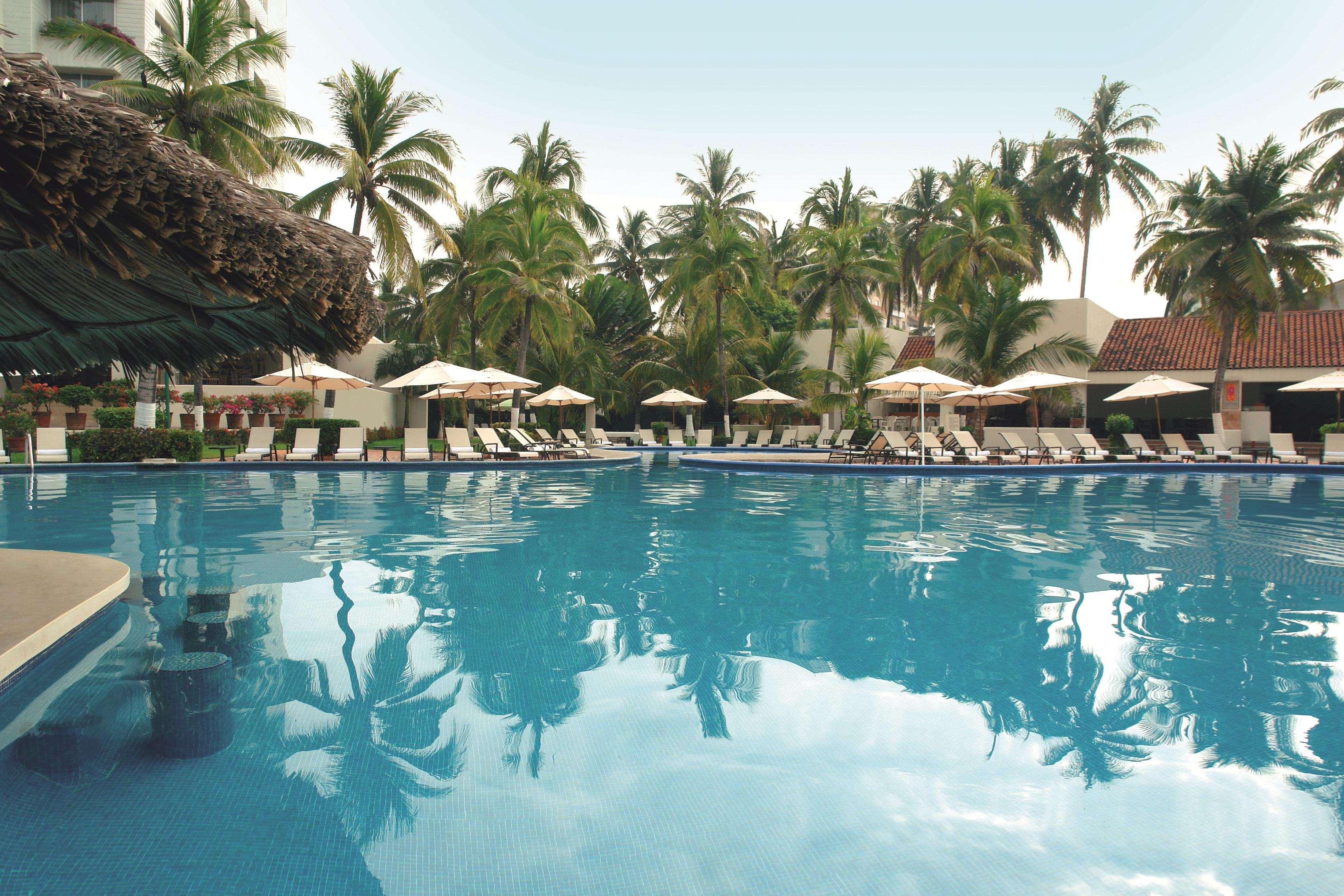 Hotel Emporio Ixtapa Ixtapa  Exteriér fotografie The pool at the Royal Palm Beach Hotel